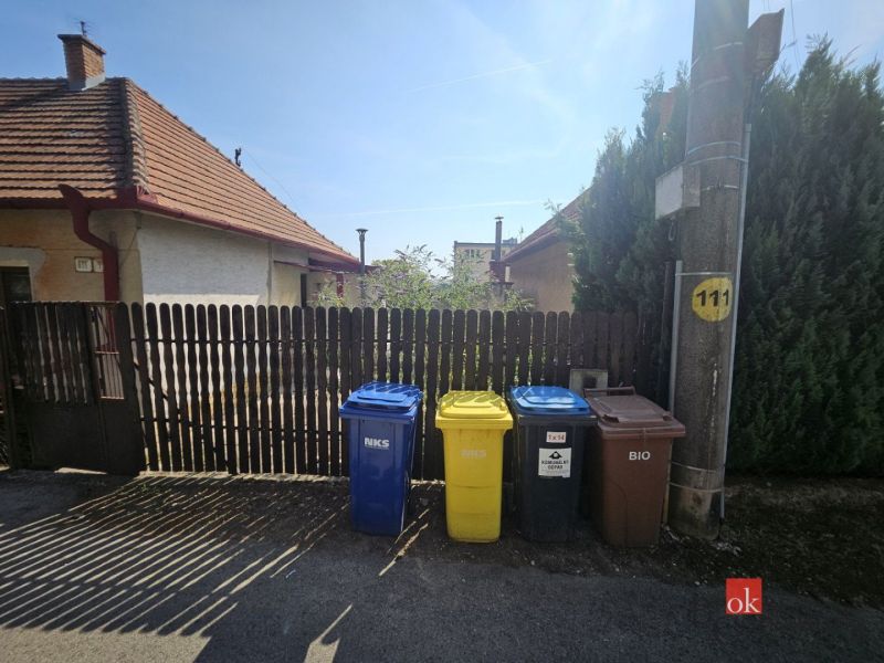 A family house on Stračia Street in Nitra with containers for sorted waste.