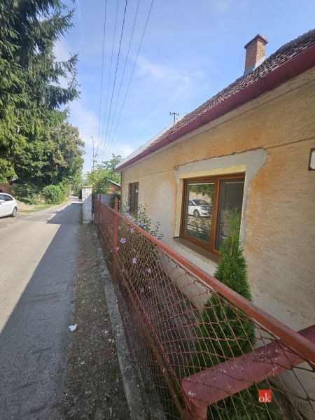 A family house on Stračia Street in Nitra with a fence and a well-maintained garden.