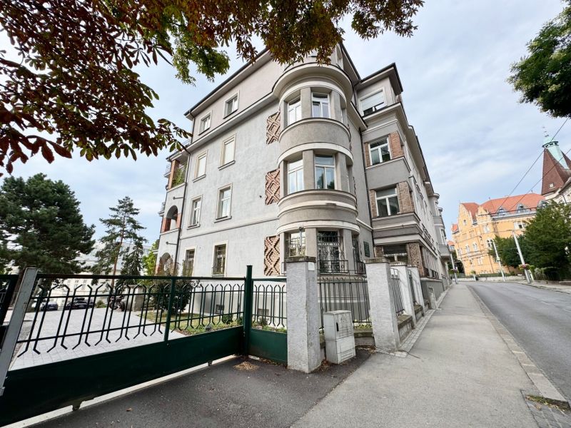 Palisády, Bratislava - Staré Mesto: Residential building with decorated facade and entrance gate.