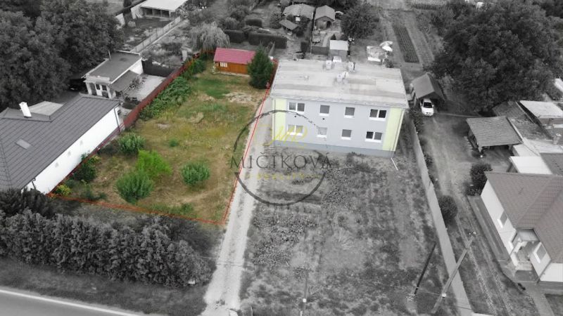 A view from above of the courtyard at a two-story building in Telince.