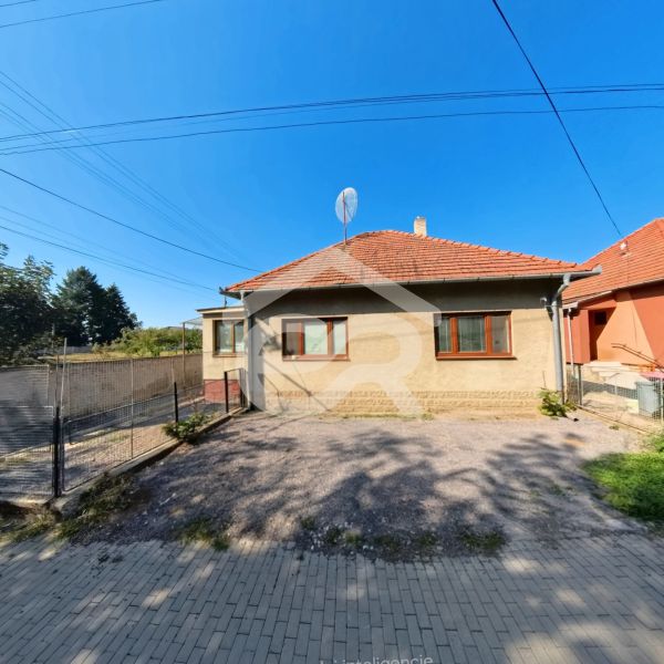 A family house on Školská Street in Tesárske Mlyňany with a landscaped yard and fence.