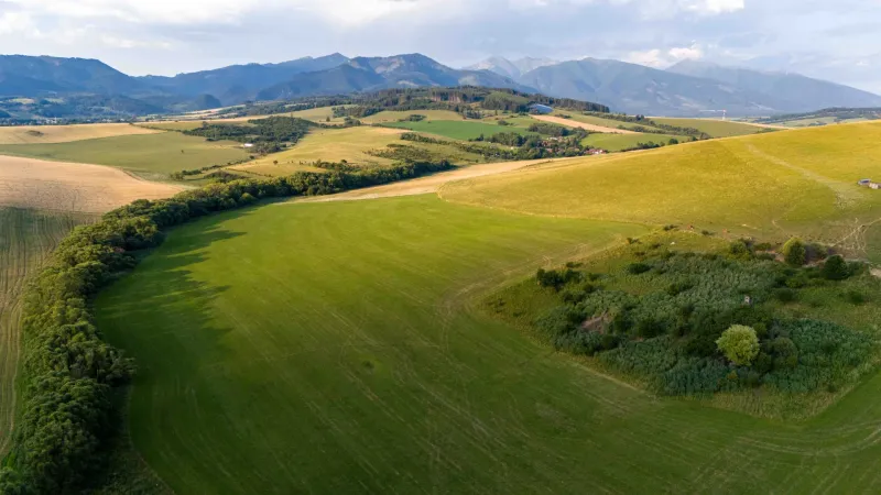 A view of the vast fields in Liptovský Trnovec with mountains. Unusual properties.