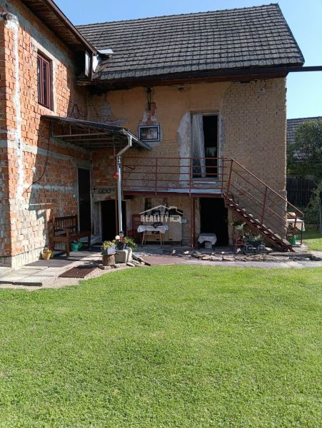 The exterior of an older house in Ovčiarsko suitable for residential land.