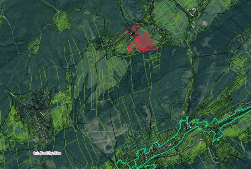 The map shows agricultural and forest lands around Nová Bystrica with marked parcels.