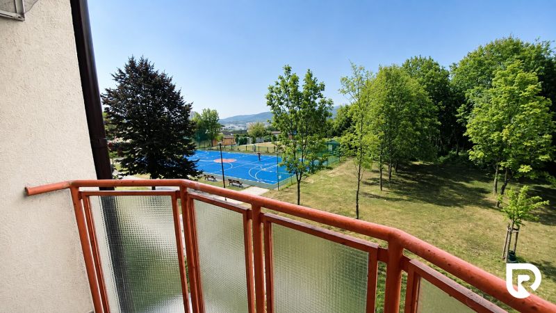 The balcony of a 2-room apartment on Mateja Bela Street in Žilina with a view of the playground.
