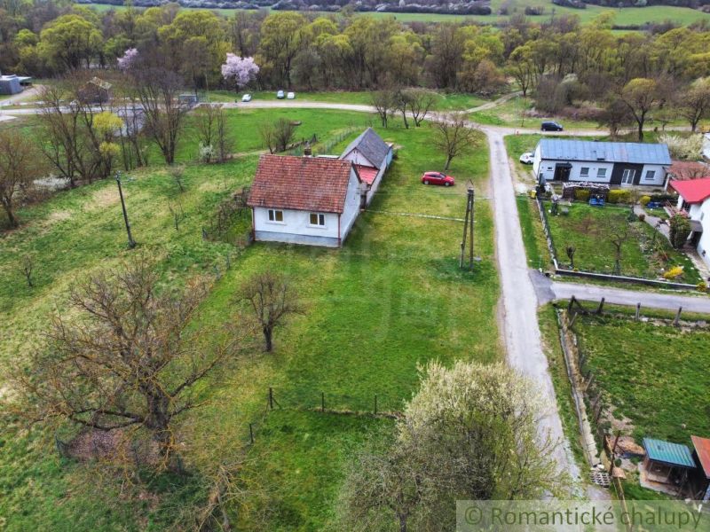 A rural family house in Volica surrounded by a large plot of land and greenery.