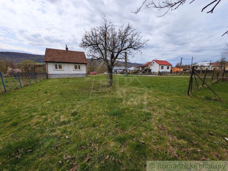 A family house in Volica with a garden, fruit tree, and panoramic views of the countryside.