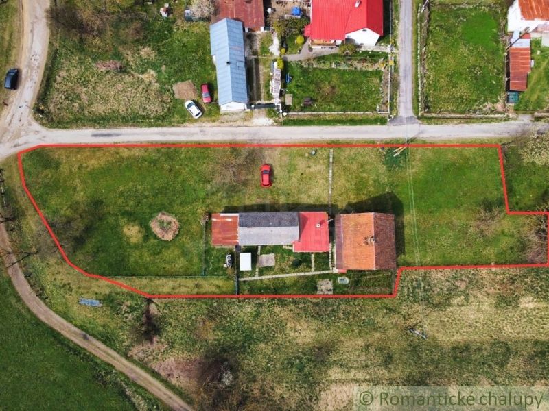 A family house in Volica surrounded by a large plot of land with an access road from above.