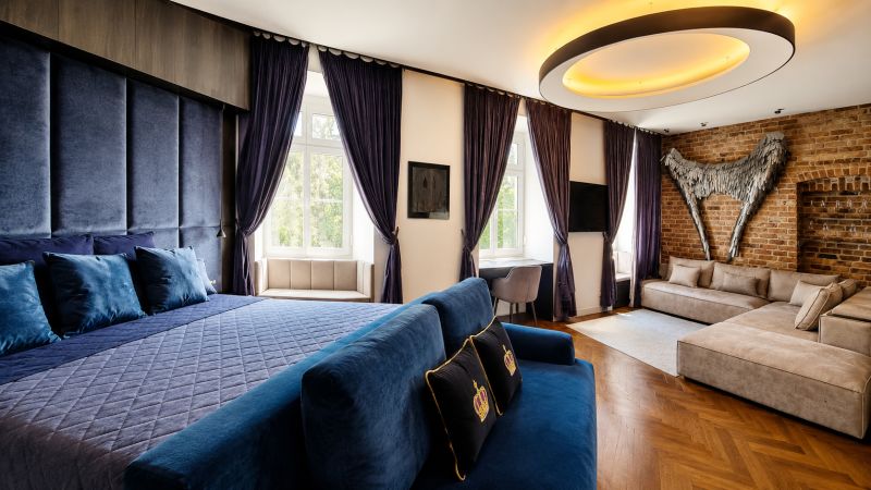 2-room apartment with a luxurious design, blue accents, and flooring with a wood decor.