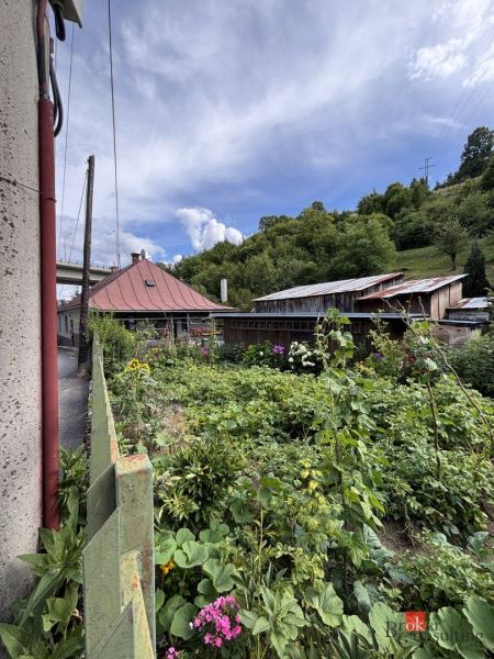 The garden with flowers belongs to the family house on Laskomerská in Banská Bystrica.