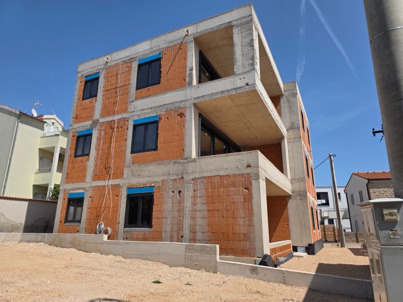 Construction of a 3-room apartment in the city of Srima with brick walls and a concrete structure.