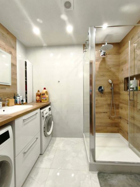 Bathroom in a 3-room apartment, shower corner with a floor featuring a wooden decor.