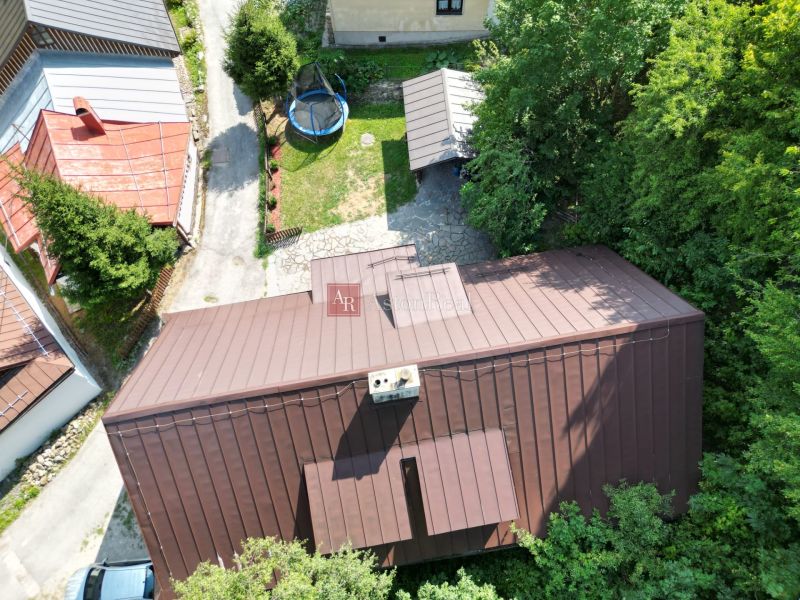 Aerial view of the Cottage in Špania Dolina in Banská Bystrica with a trampoline in the yard.