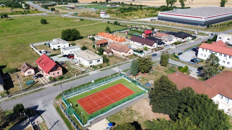 Tennis court and family houses on Nová Polhora Street in Nová Polhora.