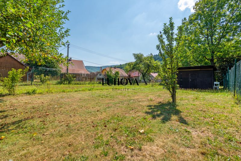 The garden by the cottage on Dubková Street in Lazy pod Makytou, surrounded by nature and cottages.
