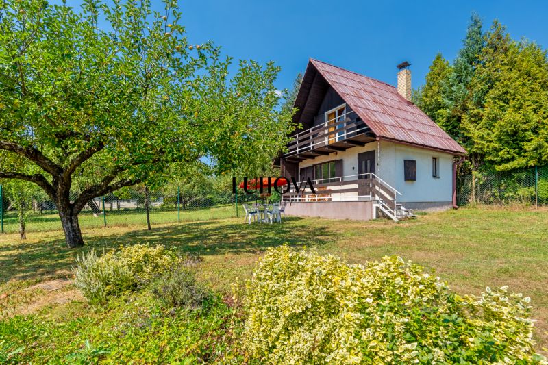 A cottage in Lazy pod Makytou on Dubková with fruit trees and a garden.