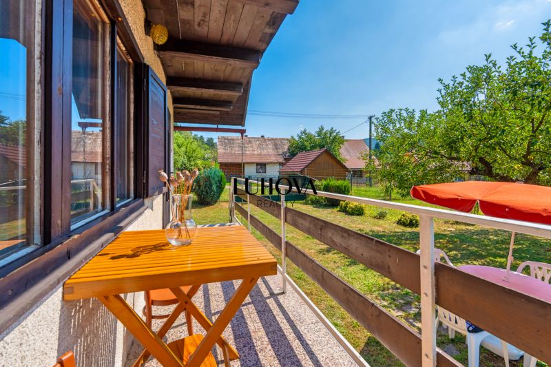 The balcony of the cottage on Dubkova Street in Lazy pod Makytou with a view of the landscaped garden.