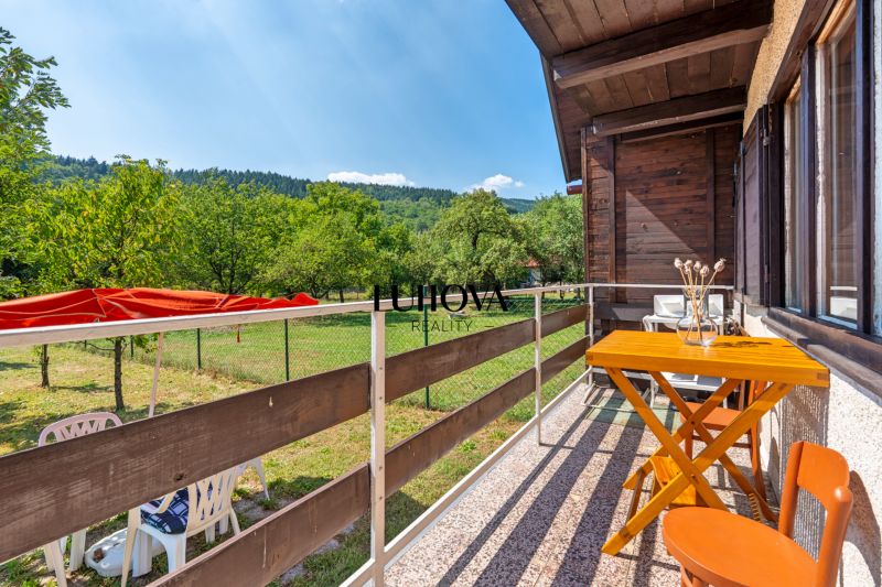 Cottage on Dubkova Street in Lazy pod Makytou with a terrace and a view of the greenery.