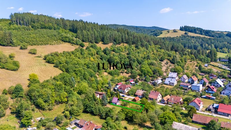 Lazy pod Makytou, Dubková: A cottage surrounded by greenery and forests in a beautiful rural setting.