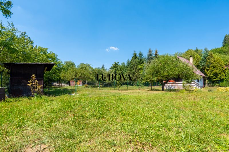 Cottage on Dubkova in Lazy pod Makytou surrounded by green trees and lawn.