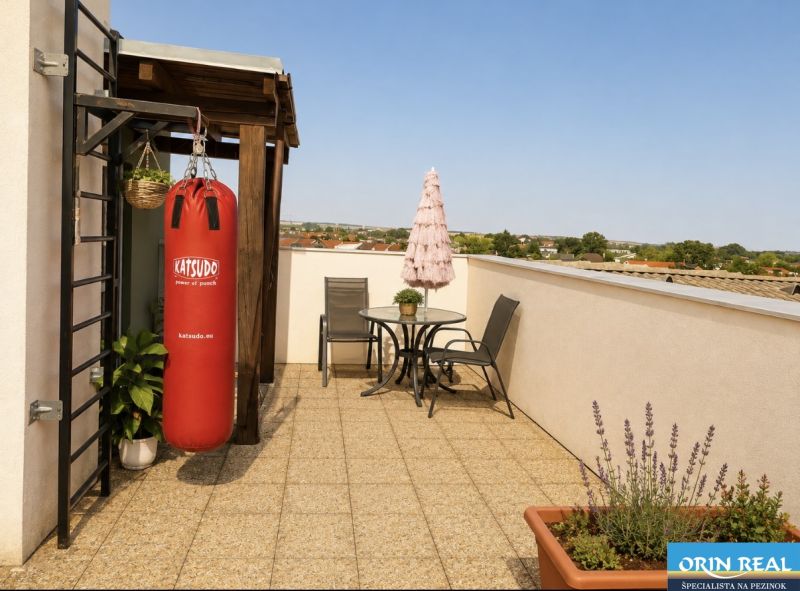 Terrace of a 1-bedroom apartment with seating and a punching bag on Čerešňová Street in Chorvátsky Grob.