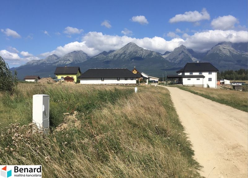Plots - living in Mlynica with a view of the mountains and rural buildings.