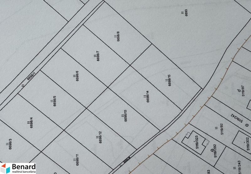 Map of residential plots in the village of Mlynica, showing parcel numbers and arrangement of plots.