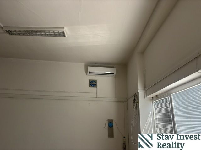 Ceiling air conditioning in commercial spaces with white blinds on the windows.