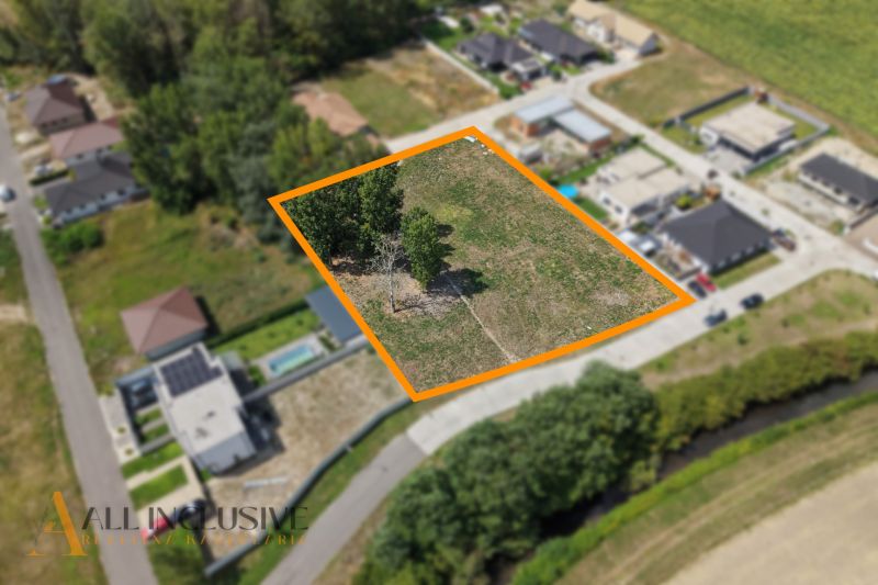 Plots - housing in Dunajský Klátov lined with greenery, ready for construction.