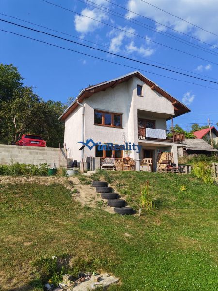 A family house on Pivnička Street 430 in Hriňová on a slope, with stairs made of tires.