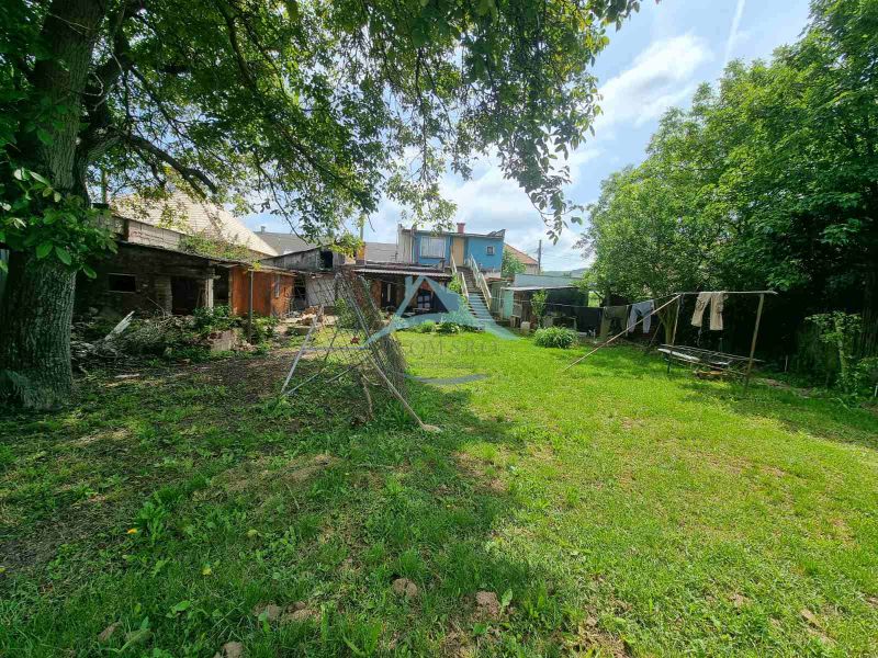 The garden at the family house on Šípošova Street in Šahy with clotheslines.