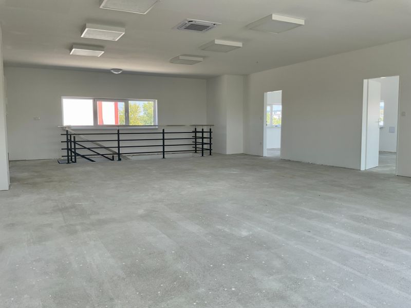 Spacious spaces Warehouses and halls with concrete floors and white walls.
