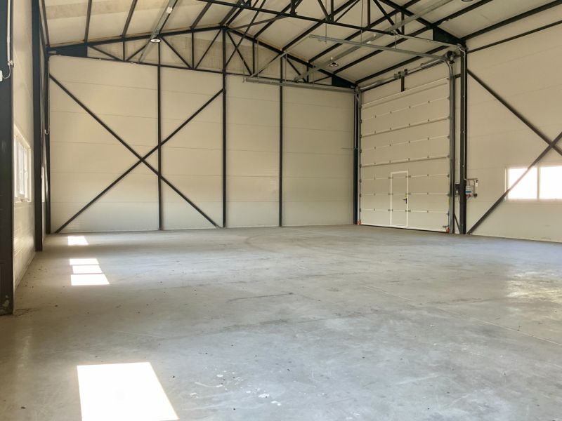 A space in the hall with an entrance gate and illuminated walls, suitable for warehouses and halls.