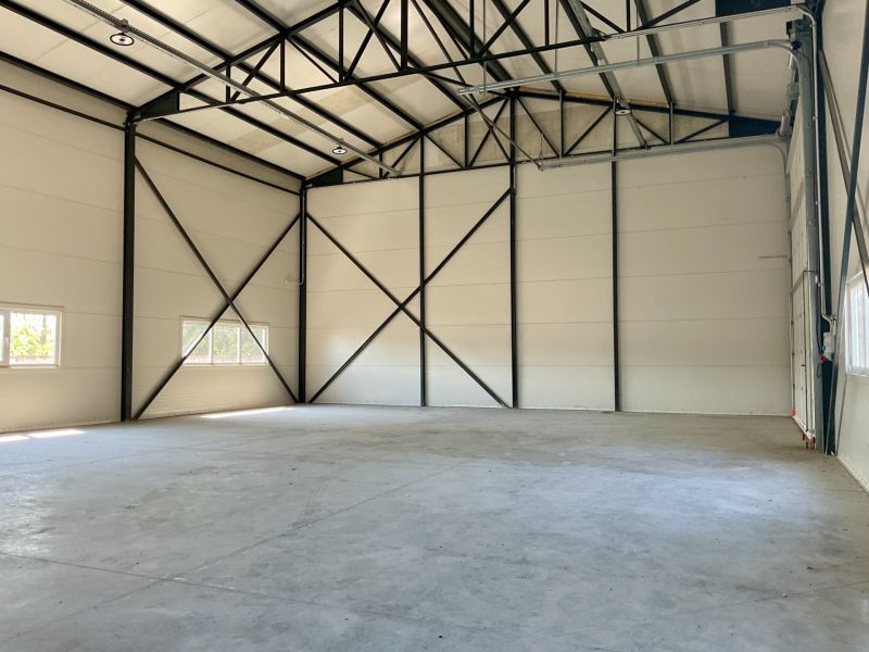 Space for warehouses and halls with high ceilings and windows, suitable on Cementárenská in Stupava.