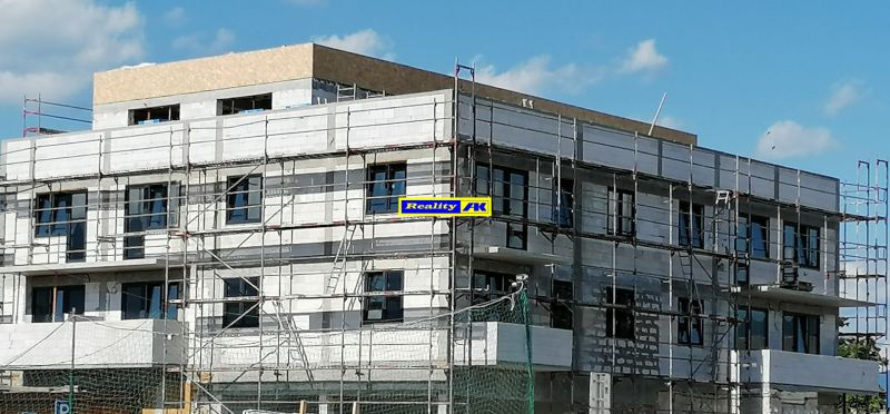 A building under construction on Tomčany Street in Martin, focusing on 3-room apartments.
