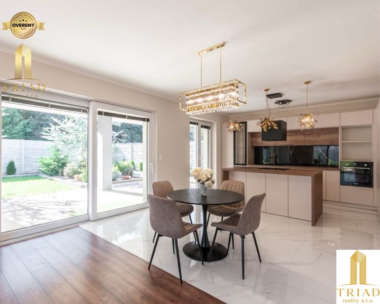 Kitchen and dining area in a family house with a wooden decor floor.