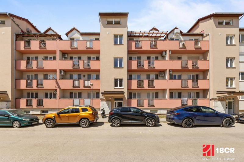 Apartment building on Dóna Sandtnera in Pezinok with parking in front of the building.