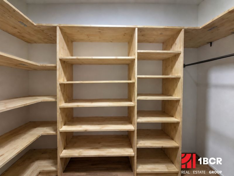 Built-in shelf with shelves and shelving system in a 2-room apartment, floor with wooden decor.