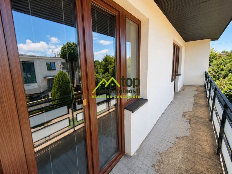 A balcony of a family house on Ľaliová Street in Topoľčany with a view of the garden.