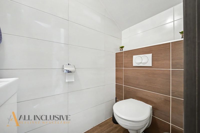 Bathroom with tiles and toilet, 3-room apartment with elegance and functionality.