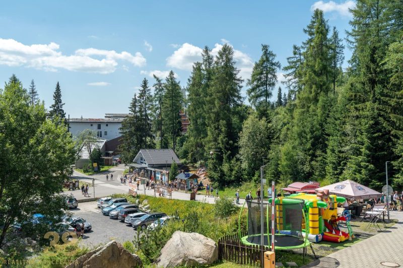 A recreational apartment in Poprad offers a forest scenery with attractions for children and parking.