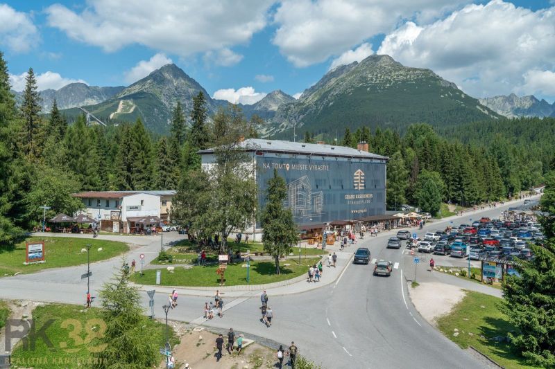 Dense forests and buildings in the mountainous area of Poprad with a recreational apartment.