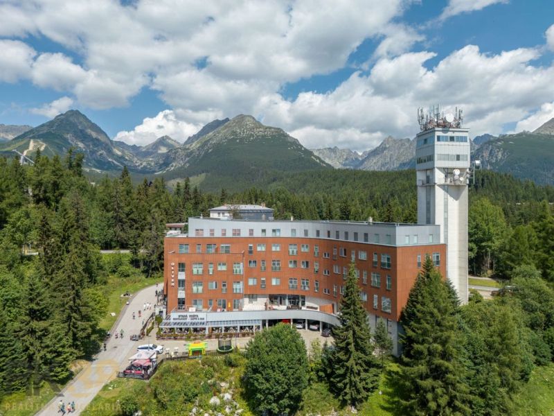 A recreational apartment in Poprad with a view of the Tatras, surrounded by forest.