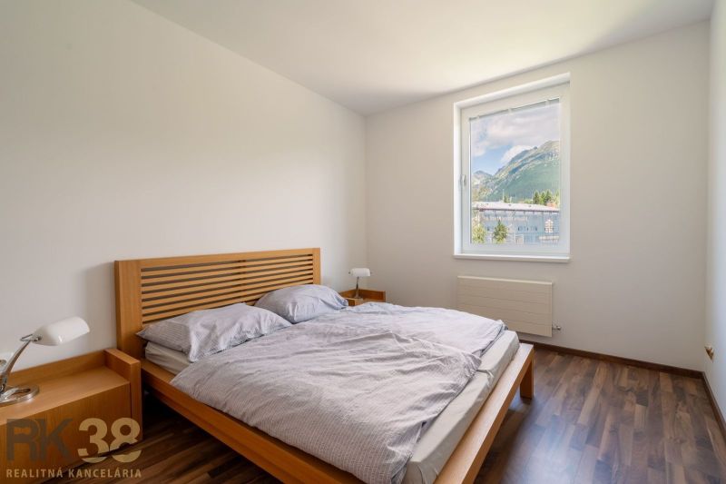 Bedroom in a holiday apartment with a view and a wooden decor floor.