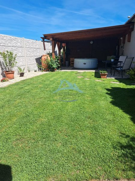 The garden of a family house on Tešmak Street in Šahy with a gazebo and a hot tub.