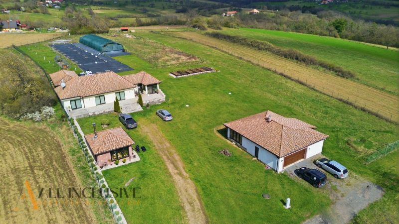 Family houses in Kopanice in Krupina surrounded by greenery and cars in the parking lot.