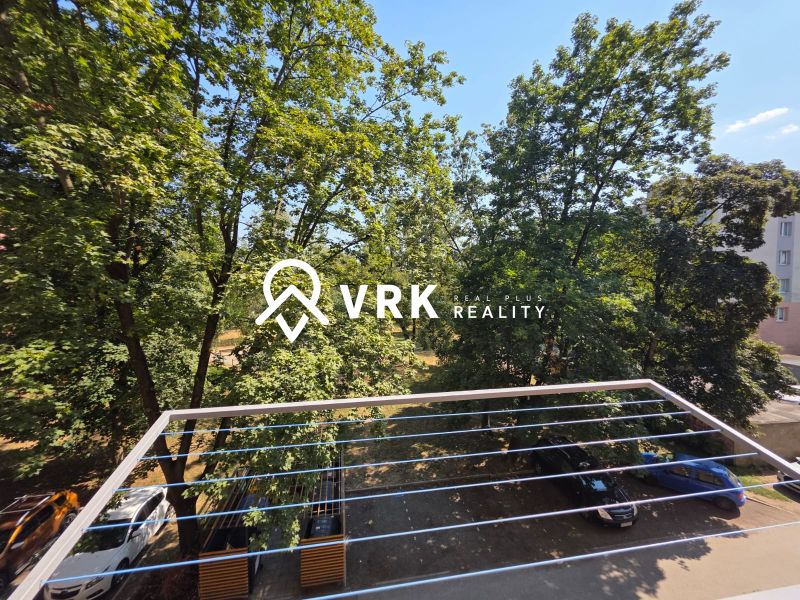 View from a one-room apartment on Hlinkova Street in Košice with plenty of greenery.