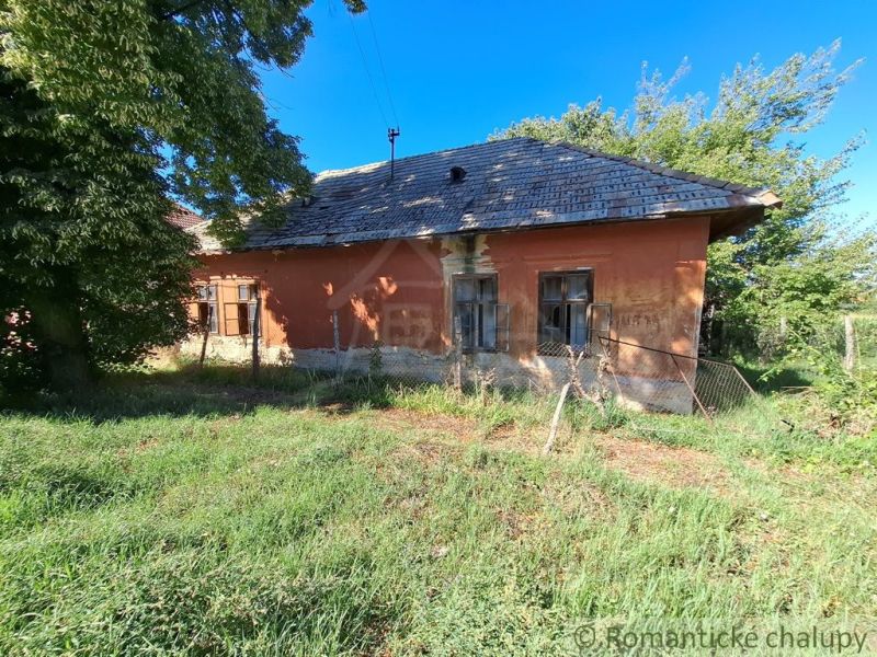 An older house with a shabby facade and fence in Nova Vieska, Land - residential.