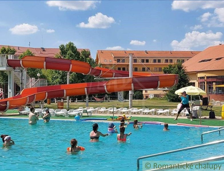 In Nová Vieska, there is a swimming pool with a waterslide, suitable for recreational purposes and relaxation.
