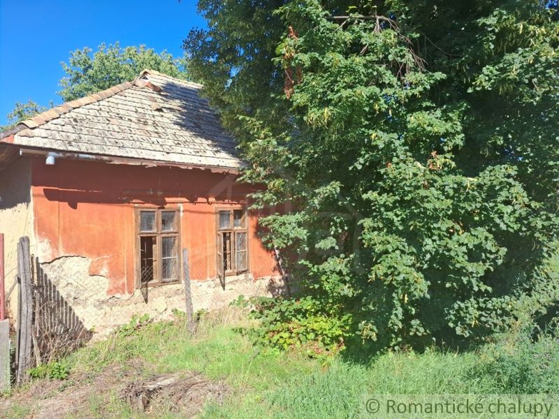 An old house in Nová Vieska surrounded by greenery, suitable for residential land.